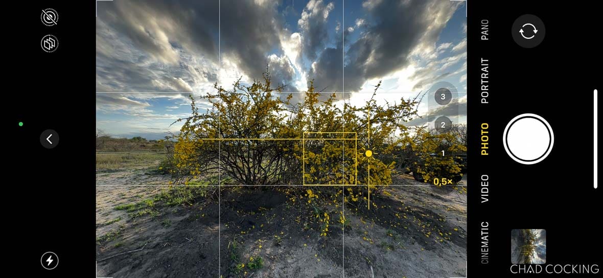 iPhone camera screen showing the horizon level correctly aligned and the spirit level line turned yellow.