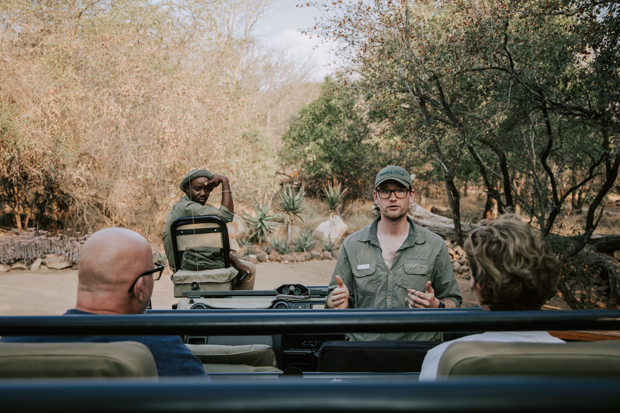 Field guide Tristan Allan-Reynolds addressing guests during a safari briefing at Tanda Tula.